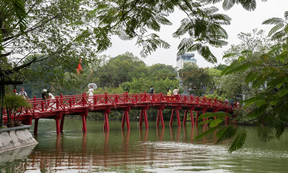 Cầu Thê Húc - dải lụa đỏ trên mặt hồ