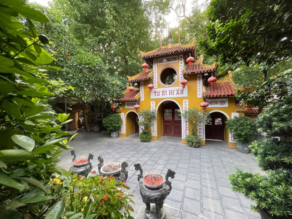 The three-entrance gate and peaceful courtyard 